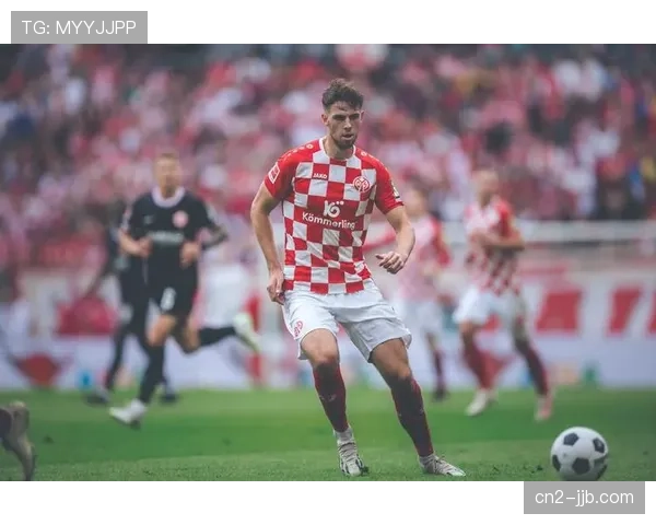 实时：美因茨球员哈克重伤倒地，比赛长时间暂停